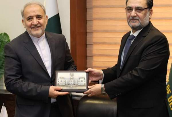 پاکستان کے وزیر دفاع نے دہشت گردی کے خلاف جنگ میں ایران کے ساتھ تعاون کو مضبوط بنانے کا عہد کیا