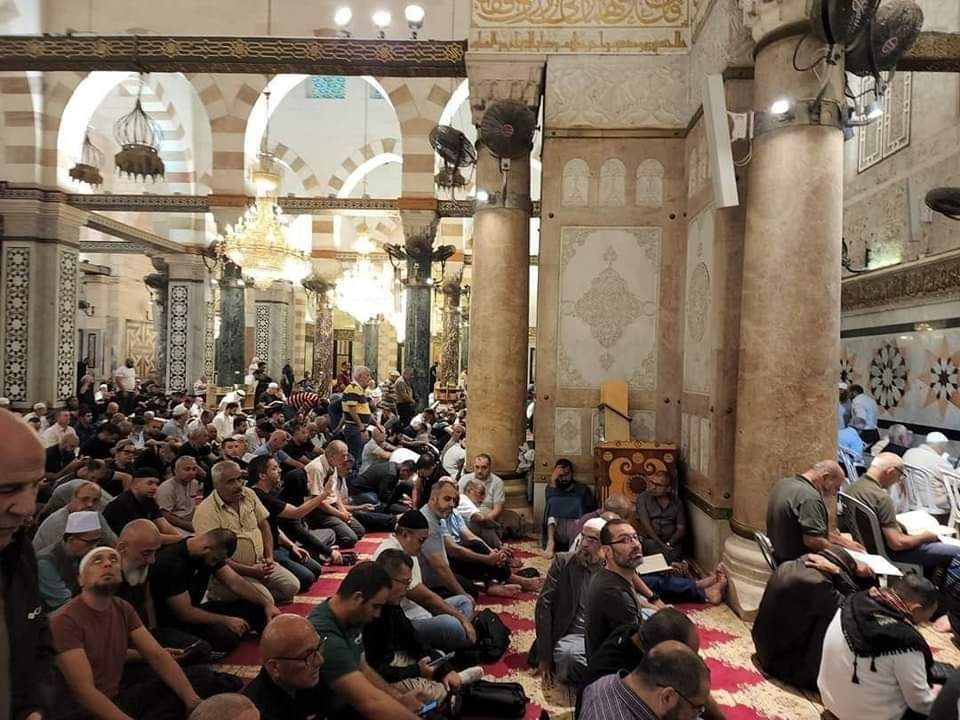 آلاف المواطنين الفلسطينيين يؤدون صلاة الفجر في رحاب المسجد الأقصى المبارك