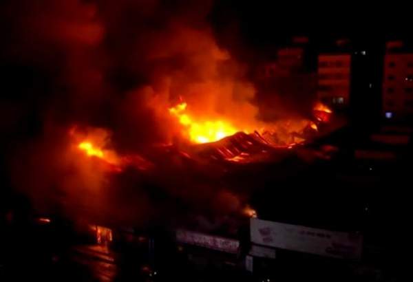 بنگلادیش کے دارالحکومت ڈھاکہ کے ایک بازار میں بھیانک آتشزدگی
