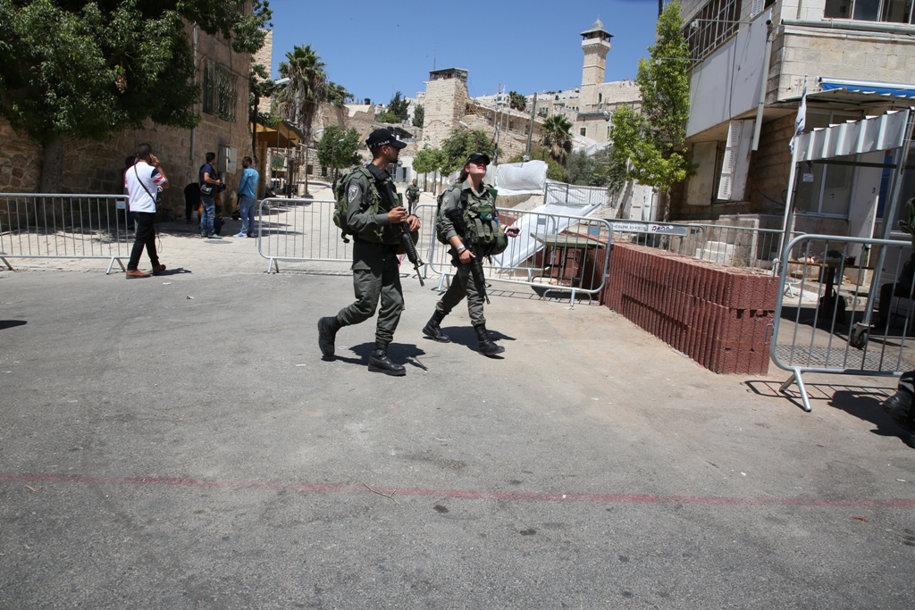 قوات الاحتلال الصهيوني تغلق المسجد الإبراهيمي أمام المصلين