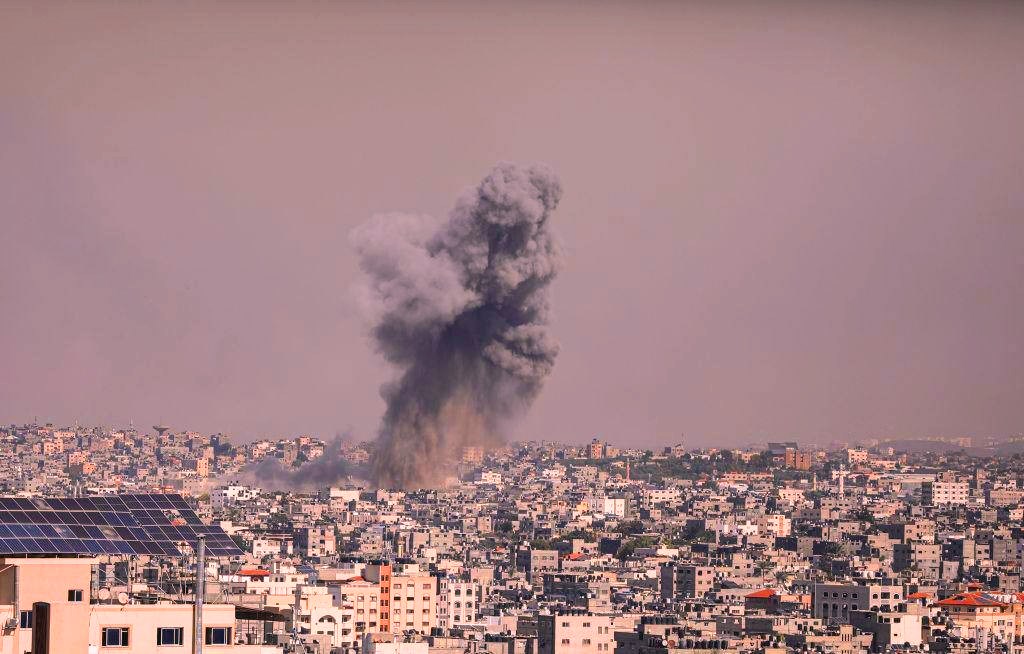 الاحتلال يقصف غزة: استهداف عمارة سكنية بحي النصر