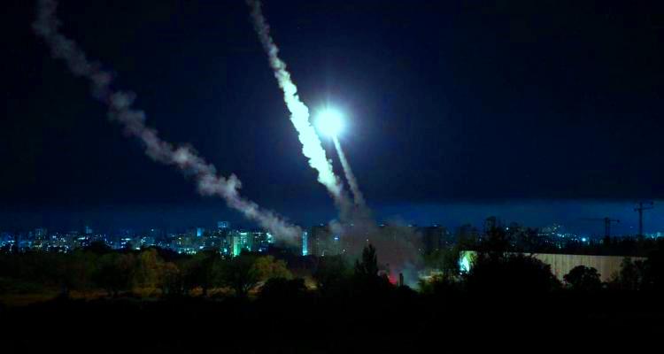 ردًا على قصف و تدمير برج سكني، القسام تقصف تل أبيب بـ 150 صاروخا