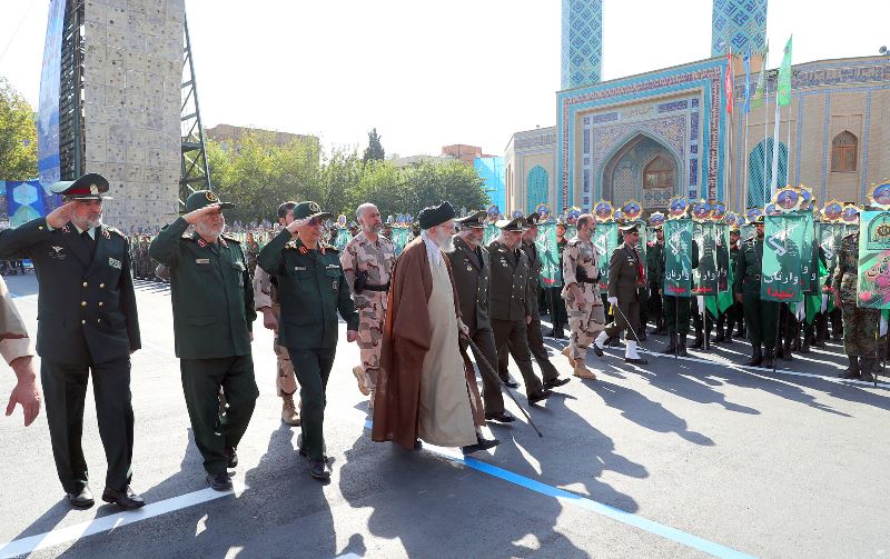 قائد الثورة يرعى مراسم تخريج ضباط جامعات القوات المسلحة في جامعة الإمام علي (ع)  