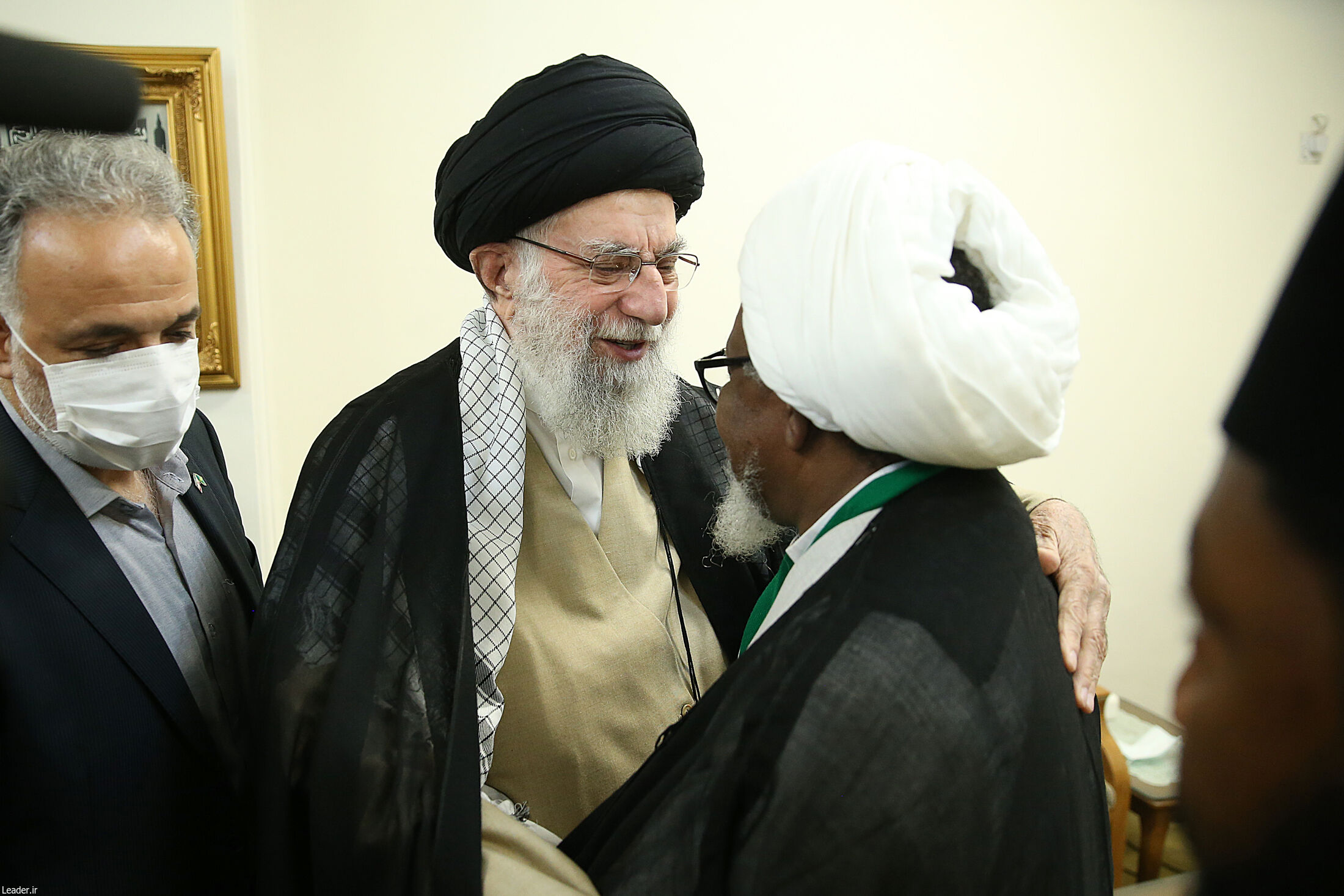 تقرير مصور ..  قائد الثورة الاسلامية يستقبل الشيخ الزكزاكي و عائلته  