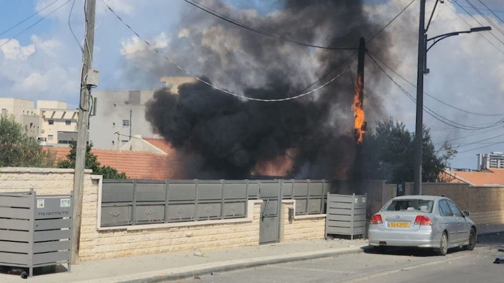 حريق في مستوطنة "سديروت" بفعل الرشقة الصاروخية التي أطلقتها "كتائب القسام"