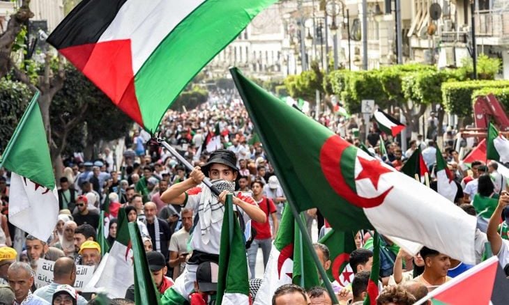 مئات آلاف الجزائريين يتظاهرون تضامنا مع فلسطين