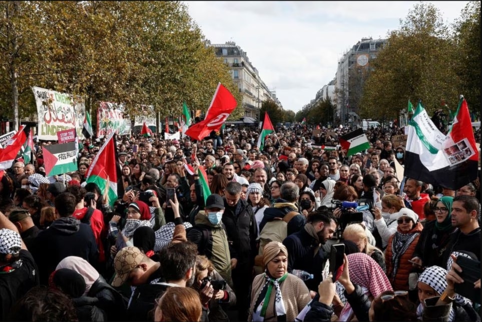الآلاف يتظاهرون في باريس للمطالبة بوقف مجزرة الاحتلال الإسرائيلي ضد غزة