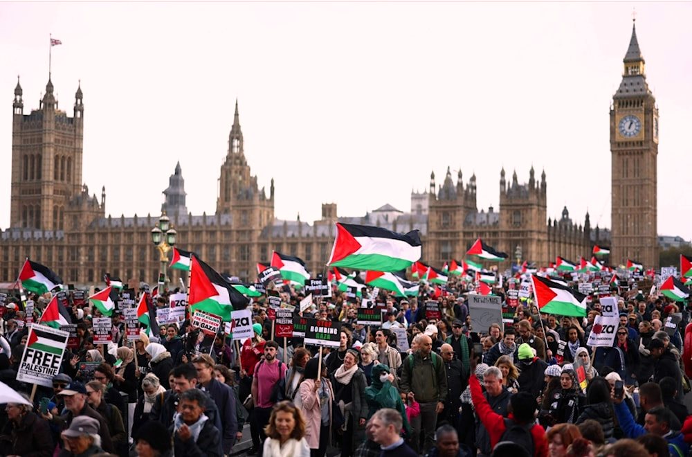 نظّم بريطانيون فعالية تضامنية مع الأطفال الفلسطينيين أمام وزارة الخارجية البريطانية في لندن يوم السبت