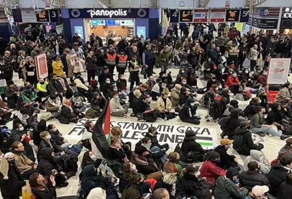 حامیان فلسطین در ایستگاه متروی لندن تحصن کردند
