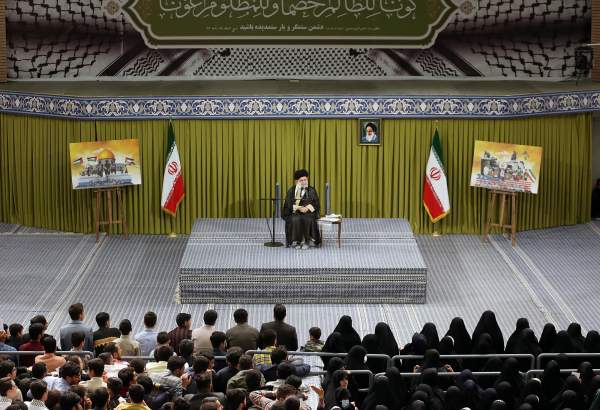 Ayatollah Khamenei meets with students ahead of national Pupil Day (photo)  