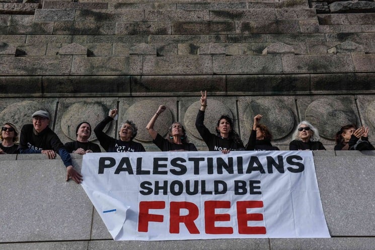 نشطاء يتجمهرون عند قاعدة تمثال الحرية في نيويورك للمطالبة بوقف النار في غزة