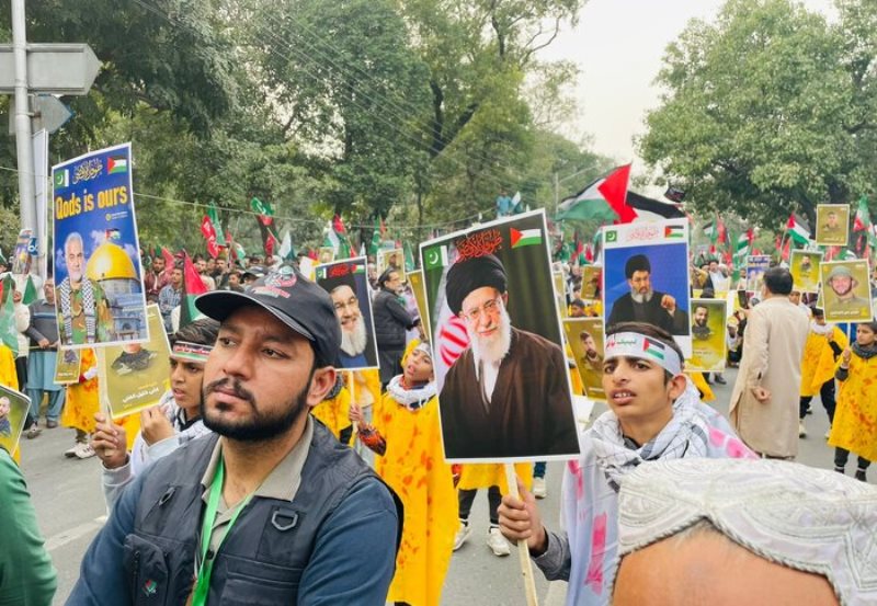 مجلس وحدة المسلمين الباكستاني يقيم مسيرة تضامنية مع الشعب الفلسطيني في مدينة لاهور