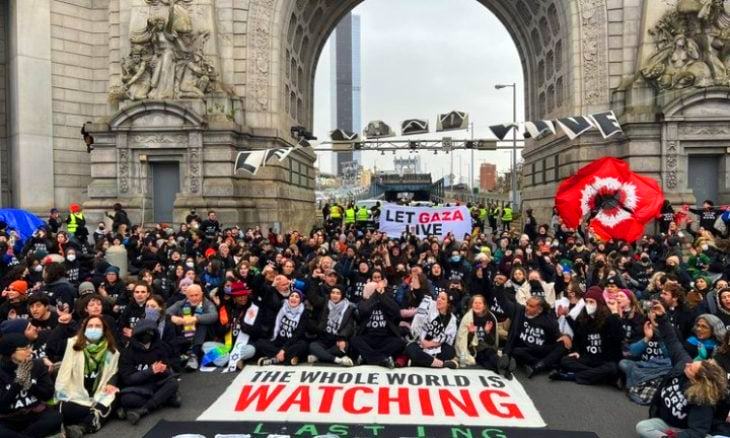 متظاهرون يغلقون جسر مانهاتن في نيويورك للمطالبة بوقف الحرب في غزة
