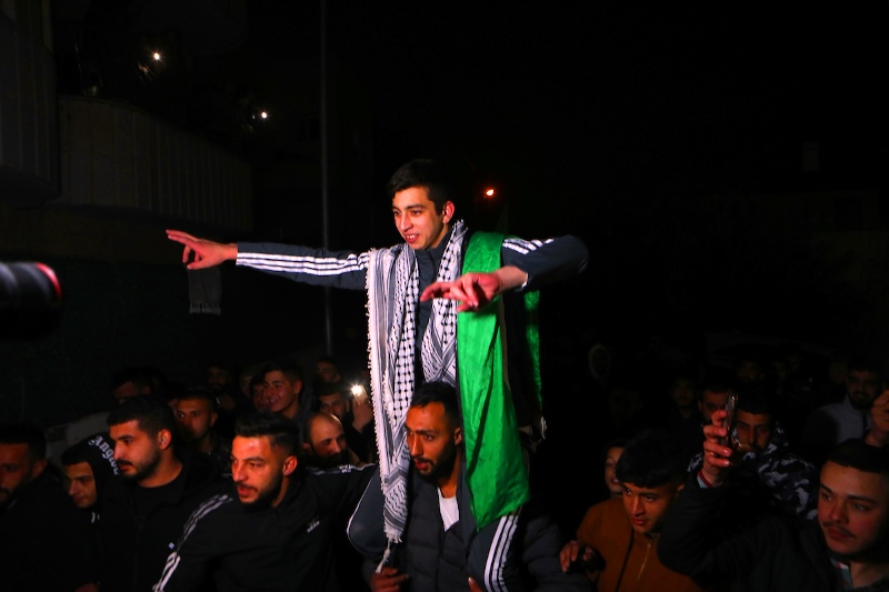 ضمن صفقة التبادل : 33 أسيراً فلسطينياً جديداً إلى الحرية.. القسام تستكمل المرحلة الـ4 من التبادل
