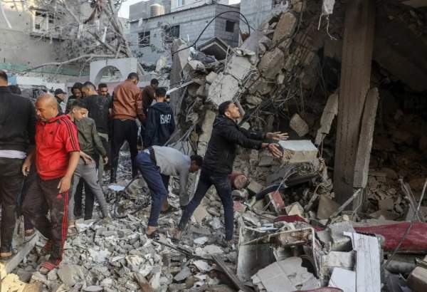 Residents and personnel conduct search and rescue works continue in the rubble of the destroyed building after the end of the week-long “humanitarian pause” in Rafah, Gaza on December 01, 2023. [Abed Rahim Khatib – Anadolu Agency]