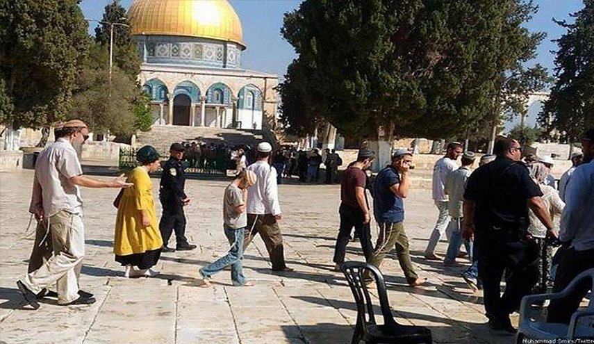 عشرات المستوطنين يقتحمون باحات المسجد الأقصى بحماية شرطة الاحتلال
