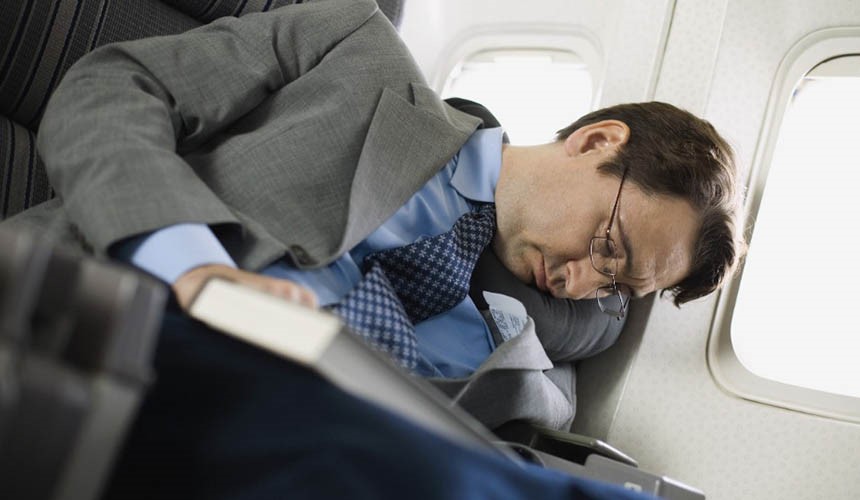 ۵ راه برای داشتن خواب راحت در قطار و هواپیما