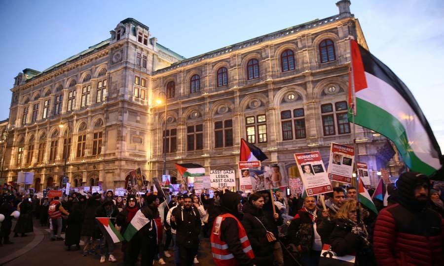 بالصور .. مسيرة جماهيرية كبيرة في فيينا تضامنا مع الشعب الفلسطيني