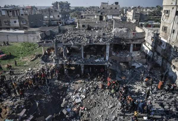 Civil defense teams and Palestinians in the area carried out search and rescue operations in the rubble of the buildings destroyed in the Israeli attack, on December 19, 2023 [Abed Zagout – Anadolu Agency]