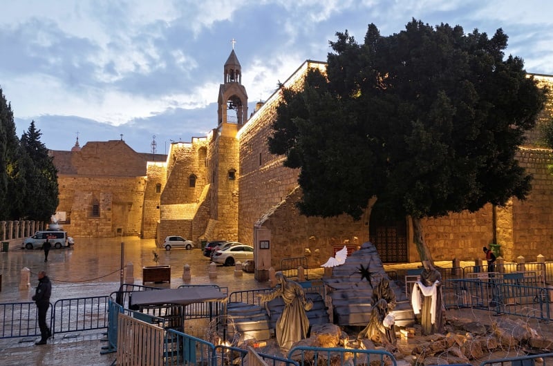 مغارة “الميلاد تحت الأنقاض” بدل “شجرة الميلاد” في ساحة كنيسة المهد تضامنا مع غزة