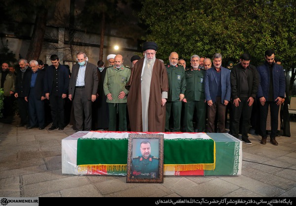 تقرير مصور .. قائد الثورة يقيم الصلاة على جثمان الشهيد رضي موسوي