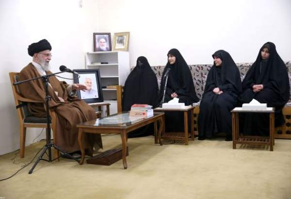 Leader meets with General Soleimani’s family (photo)  