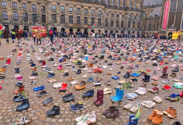 تضامن المئات في العاصمة الهولندية أمستردام مع أهالي قطاع غزّة، وقاموا بإيصال رسالة تضامنٍ عبر وضع 10 آلاف حذاء طفل في ساحة "دام" الشهيرة، تعبيراً عن الوقوف مع أطفال قطاع غزّة الضحايا، الذين قضوا من جرّاء القصف الإسرائيلي الوحشي
