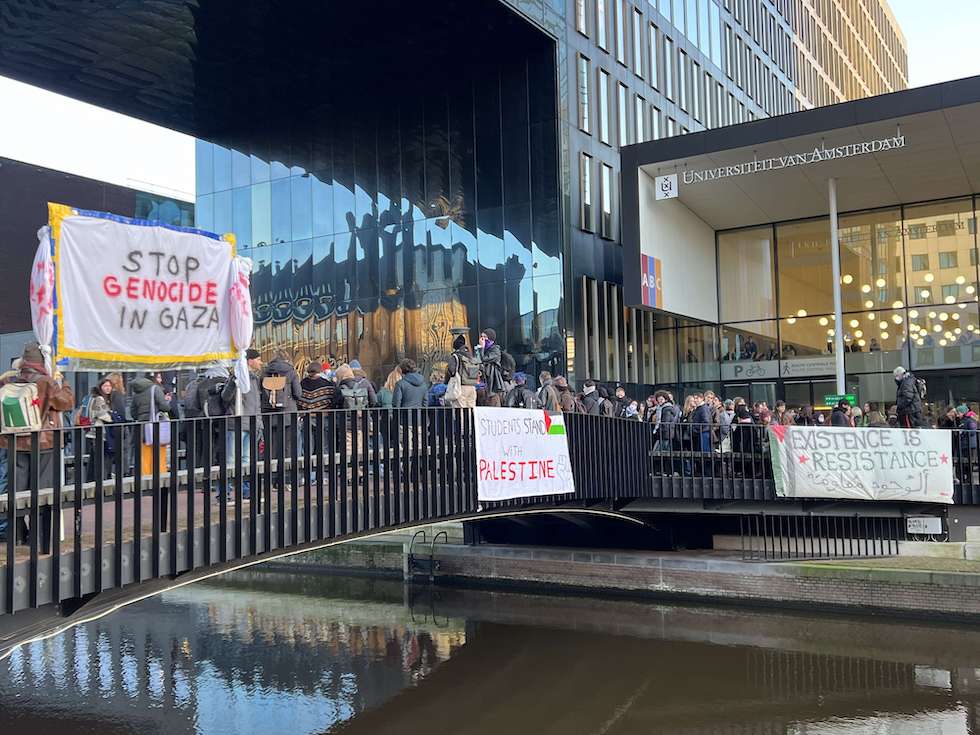 تقرير مصور .. جامعة أمستردام تغلق أبوابها أمام تظاهرة داعمة لفلسطين  