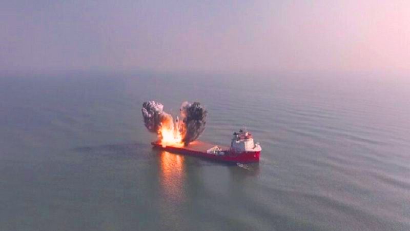 القوات اليمنية تعلن استهداف سفينة نفطية بريطانية بصاروخ أدى لاحتراقها في خليج عدن