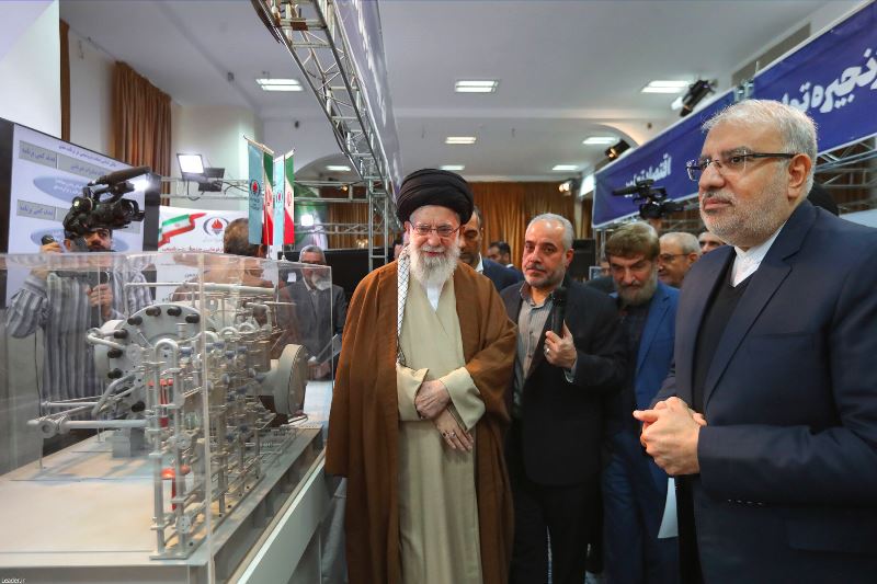 تقرير مصور ..  الإمام الخامنئي يزور معرض القدرات الإنتاجية الإيرانية