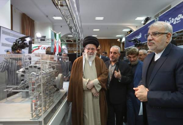 Leader visits exhibition of Iranian indigenous products
