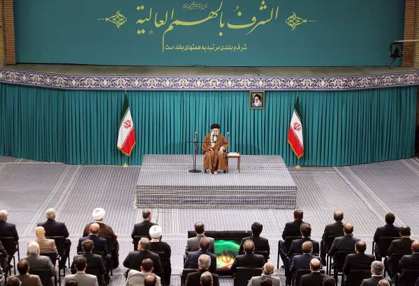 Leader receives Iranian manufacturers, economy activists (photo)  