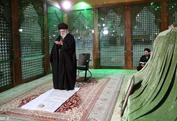 قائد الثورة الاسلامية يزور مرقد الامام الراحل (رض)