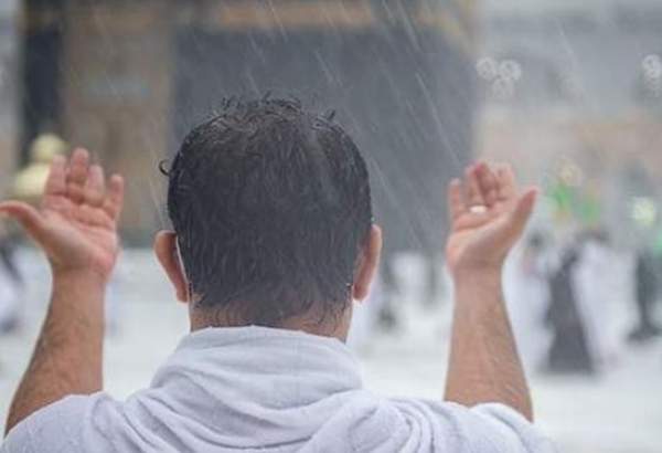 زیارت و دعاخوانی زائران خانه خدا در هوای بارانی مسجدالحرام