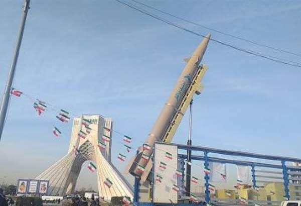 ساحة آزادي في طهران تزينت بمنظومات دفاعية وصواريخ محلية الصنع وحاملات الأقمار الصناعية