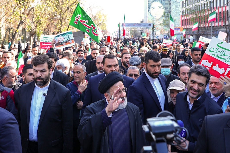 تقریر مصور .. الرئيس الايراني بين المشاركين في مسيرات ذكرى انتصار الثورة الاسلامية (2)  