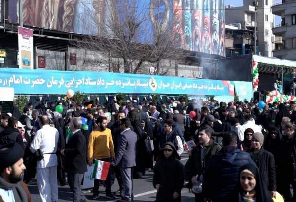  آشنایی راهپیمایان ۲۲ بهمن با کارویژه‌های جمعیتی بنیاد ۱۵ خرداد