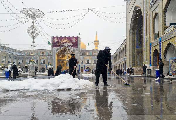 حرم امام علی رضا ع میں برف باری کا خوب صورت منظر  