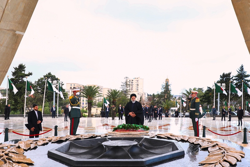 ادای احترام آیت الله رئیسی به شهدای انقلاب الجزایر  