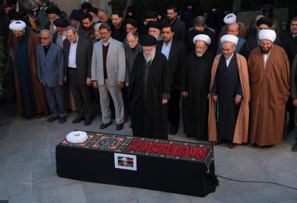 رہبر انقلاب اسلامی نے پیر کی صبح آيت اللہ امام کاشانی کی نماز جنازہ پڑھائی