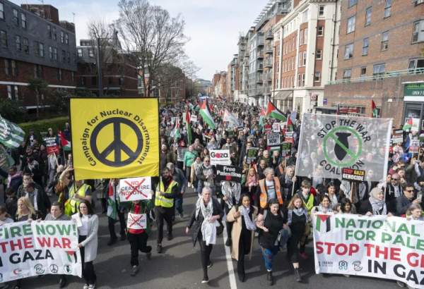 Thousands set out from Hyde Park in central London to its south towards the American embassy, demanding an end to the war on Gaza (Anadolu)