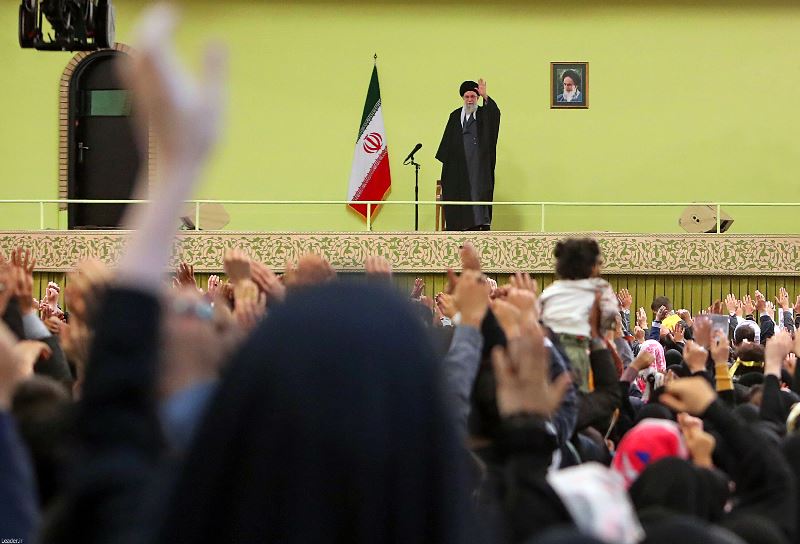قائد الثورة يستقبل حشدا من اهالى طهران بمناسبة عيد النوروز و شهر رمضان المبارک  