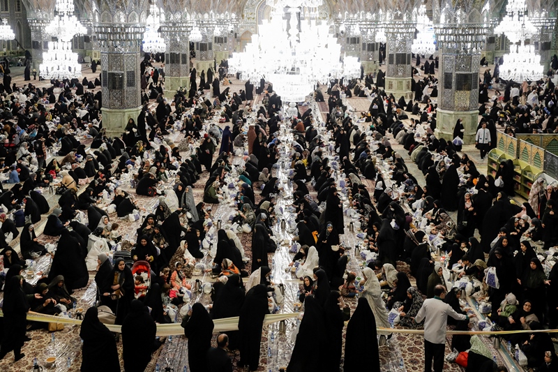 تقرير مصور .. العتبة الرضوية تقيم مائدة افطار رمضانية بمناسبة مولد الإمام الحسن (ع)  