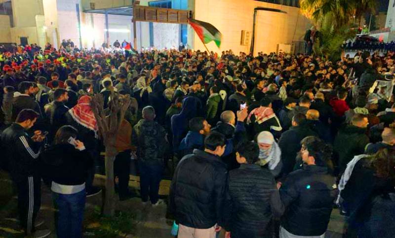 أمام سفارة الاحتلال في عمّان..  حشود هائلة تهتف دعماً للمقاومة وانتصاراً لغزة