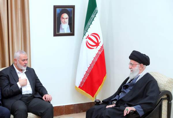 بالصور .. قائد الثورة الاسلامية يستقبل رئيس المكتب السياسي لحركة حماس  