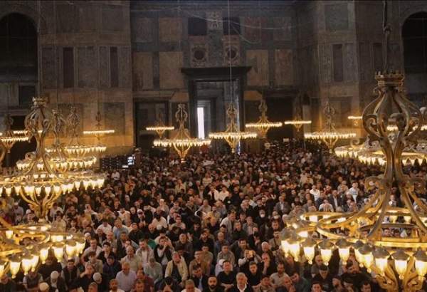 مساجد استانبول در شب قدر مملو از نمازگزاران شد