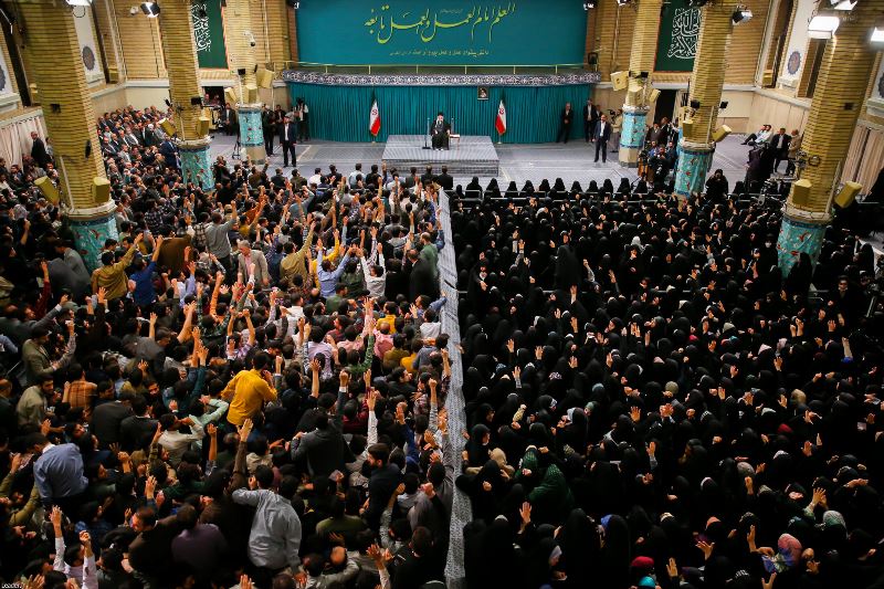 قائد الثورة الإسلامية يستقبل حشدا من الطلاب الجامعيين في البلاد