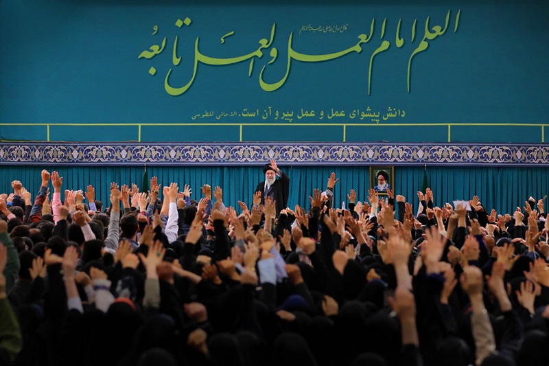 تقرير مصور .. قائد الثورة الاسلامية يستقبل جمعا من طلبة الجامعات في البلاد
