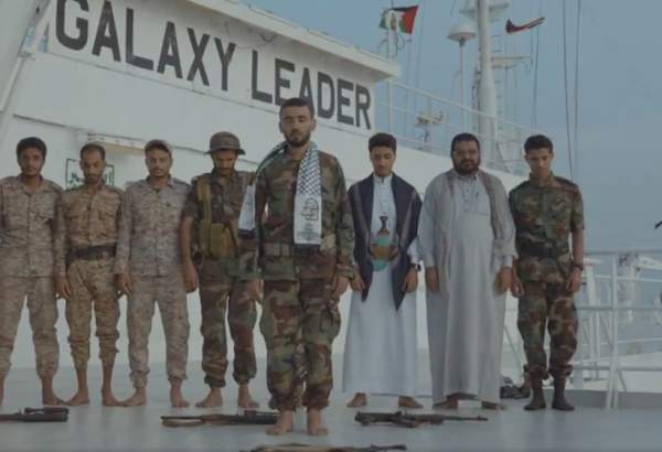 Yemenis felicitate Palestinians on Eid al-Fitr from deck of seized British ship