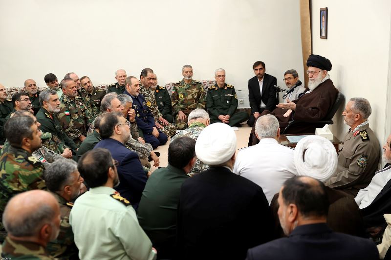 الإمام الخامنئي يستقبل جمعا من قادة القوات المسلحة الإيرانية